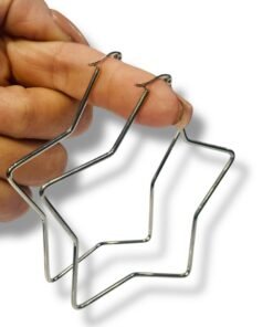 mano exhibiendo un par de caravanas aros estrellas en acero quirurgico