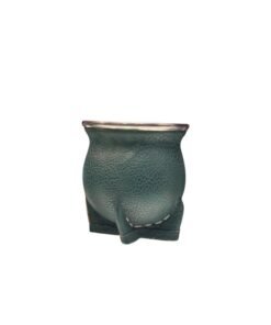 Mate camionero de cerámica forrado en cuero sintético. Mantiene el calor, es resistente y tiene diseño moderno. Ideal para uso diario. verde