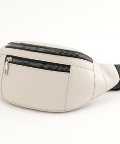 Riñonera color crudo con doble cierre y correa regulable.