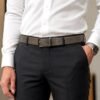 cinto para hombre de eco cuero de 3.5 cm con hebilla metálica rectangular en modelo vestido semi formal