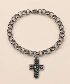 Pulsera de acero quirúrgico con cadena de eslabones y dije decorativo en acabado brillante. Cruz corazones