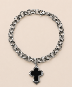 Pulsera de acero quirúrgico con cadena de eslabones y dije decorativo en acabado brillante. Cruz negra