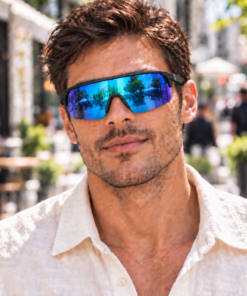 Lente de sol unisex VOLT envolvente con cristal espejado azul y montura negra UV400