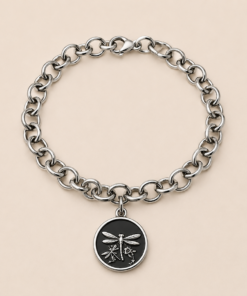 Pulsera de acero quirúrgico con cadena de eslabones y dije decorativo en acabado brillante.