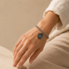 Pulsera de acero quirúrgico con cadena de eslabones y dije decorativo en acabado brillante. mano con pulsera