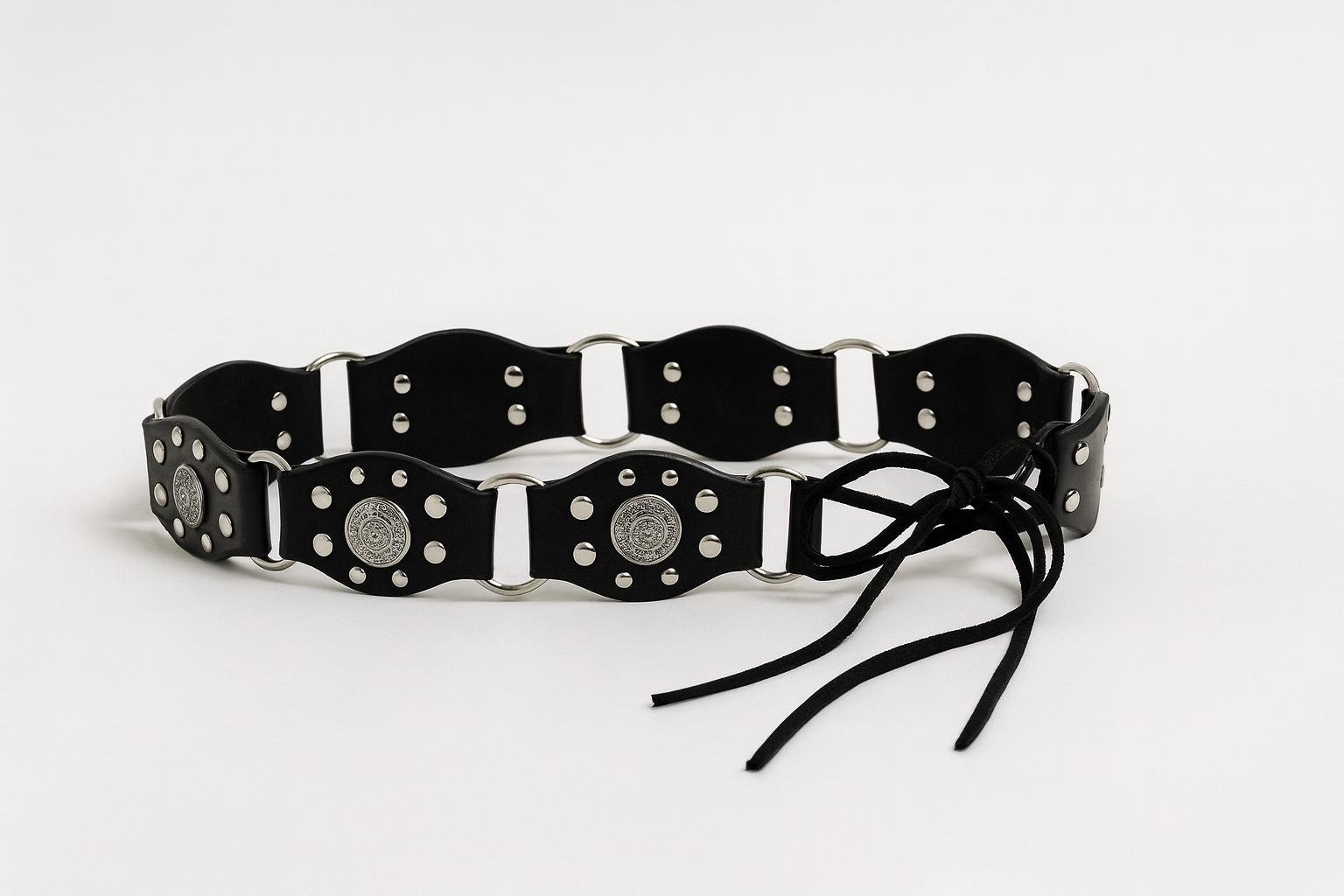 cinto boho negro con detalles en plateado y cordon para ajustar