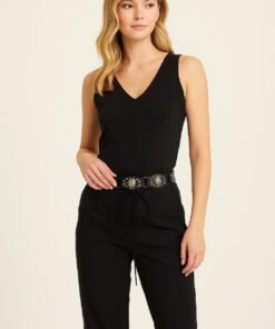 mujer con enterito negro modelando cinto boho con cordon y detalles en plateado