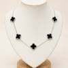 Cadena de acero quirúrgico plateado con detalles de trébol negro de estilo elegante y delicado