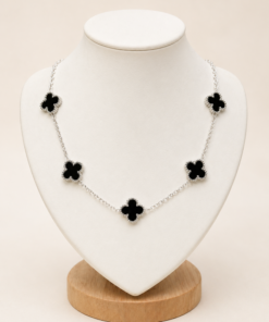 Cadena de acero quirúrgico plateado con detalles de trébol negro de estilo elegante y delicado