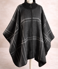 Ruana tipo capa con cierre frontal y cuello alto, ideal para invierno.