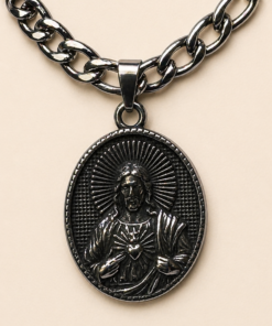 Cadena en acero quirúrgico con dije del Sagrado Corazón de Jesús en relieve mas de cerca