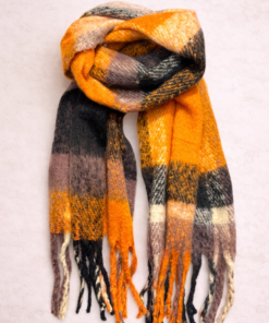 Bufandón de tejido suave con flecos, ideal para looks abrigados de otoño e invierno, rayado naranja y negro