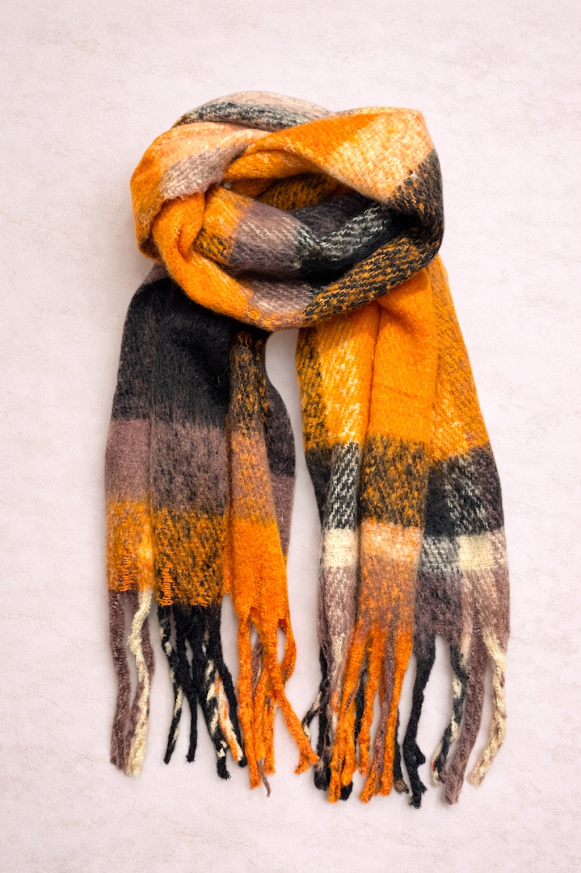 Bufandón de tejido suave con flecos, ideal para looks abrigados de otoño e invierno, rayado naranja y negro