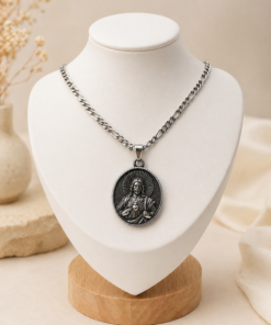 Cadena en acero quirúrgico con dije del Sagrado Corazón de Jesús en relieve