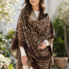 Modelo luciendo ruana estampada animal print color marrón blanco
