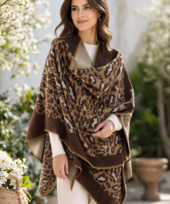 Modelo luciendo ruana estampada animal print color marrón blanco