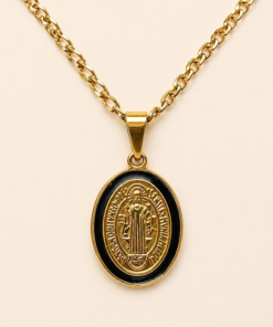 Cadena en acero quirúrgico con dije ovalado de San Benito con detalle negro en relieve frente