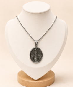 Cadena en acero quirúrgico con dije ovalado de Virgen Milagrosa en tono plateado