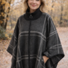 Modelo luciendo, Ruana tipo capa con cierre frontal y cuello alto, ideal para invierno.