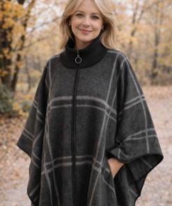 Modelo luciendo, Ruana tipo capa con cierre frontal y cuello alto, ideal para invierno.