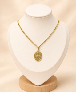 Cadena en acero quirúrgico con dije ovalado de San Benito con detalle negro en relieve dorso