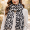 Modelo luciendo pashmina animal print de textura suave y diseño elegante