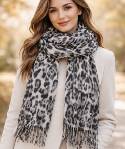 Modelo luciendo pashmina animal print de textura suave y diseño elegante