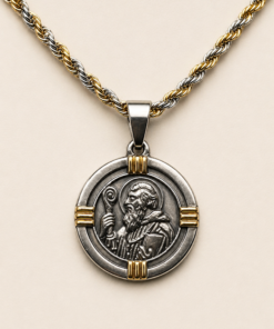 Cadena en acero quirúrgico con dije redondo de San Benito combinado en tonos plateado y dorado de cerca
