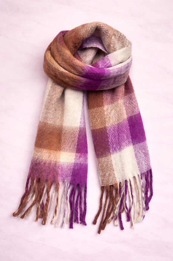 Bufandón de tejido suave con flecos, ideal para looks abrigados de otoño e invierno, rayado violeta y marrón