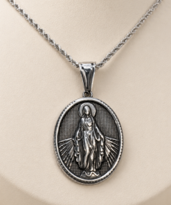 Cadena en acero quirúrgico con dije ovalado de Virgen Milagrosa en tono plateado