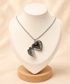 Cadena en acero quirúrgico con dije relicario en forma de corazón abierto de estilo elegante y sentimental