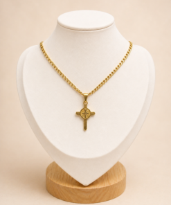 Cadena en acero quirúrgico dorada con dije de cruz San Benito de diseño religioso