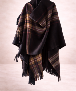 Ruana polar escocesa negra con cuadros en tonos bordo, camel y beige