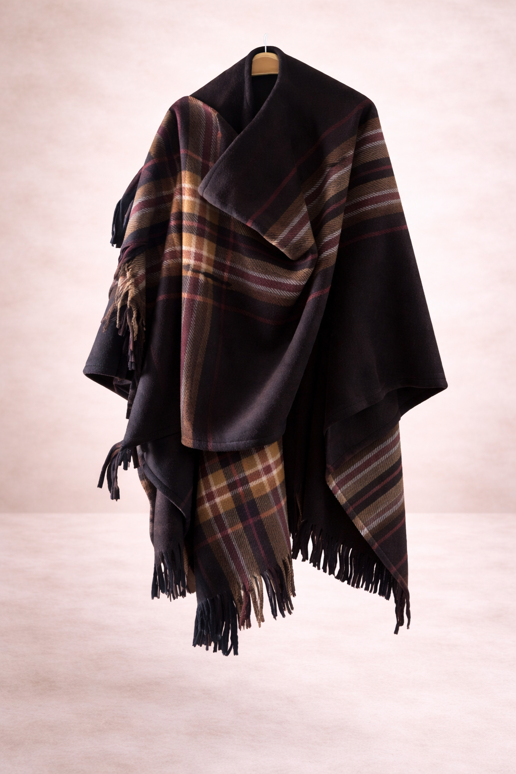 Ruana polar escocesa negra con cuadros en tonos bordo, camel y beige