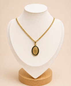 Cadena en acero quirúrgico con dije ovalado de San Benito con detalle negro en relieve de frente