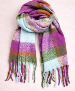 Bufandón de tejido suave con flecos, ideal para looks abrigados de otoño e invierno, rayado vioelta y verde