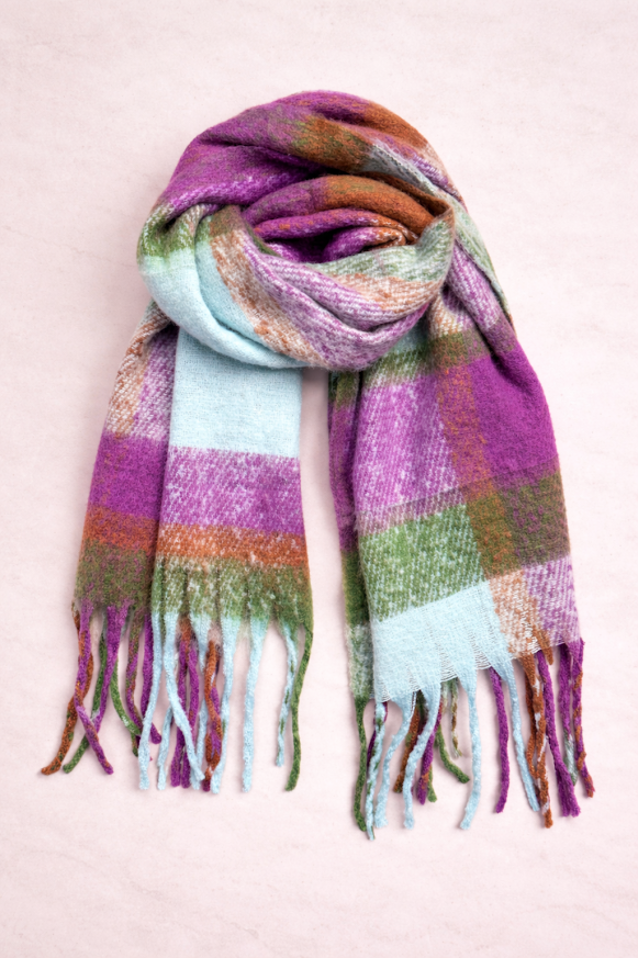 Bufandón de tejido suave con flecos, ideal para looks abrigados de otoño e invierno, rayado vioelta y verde