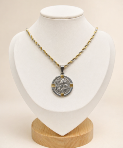 Cadena en acero quirúrgico con dije redondo de San Benito combinado en tonos plateado y dorado