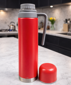 Termo 750ml con manija y pico cebador rojo sobre mesada de cocina elegane