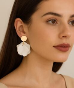 mujer con caravana petalos corta blanca con detalle dorado