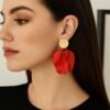 mujer con caravana petalos corta roja con detalle dorado