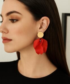 mujer con caravana petalos corta roja con detalle dorado