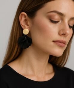 mujer con caravana petalos corta negra con detalle dorado