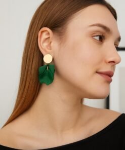 mujer con caravana petalos corta verde con detalle dorado