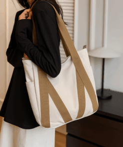 modelo con bolso canvas cinta cruzada