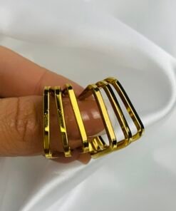 mano exhibiendo caravana aros cuadrados triple en acero dorado