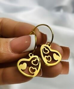 mano mostrando caravana corazon colgante de acero dorado