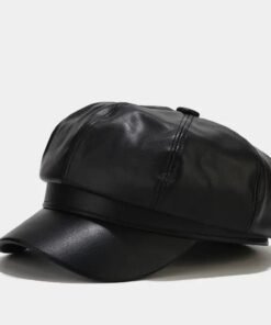 Boina con visera en cuerina, color negra.