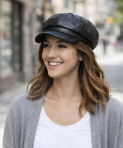 Modelo exhibiendo boina con visera en cuerina negra