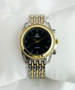 reloj plateado combinado con dorado fondo negro